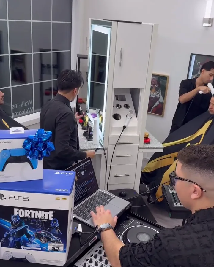 A DJ In The Shop For The Holidays 2